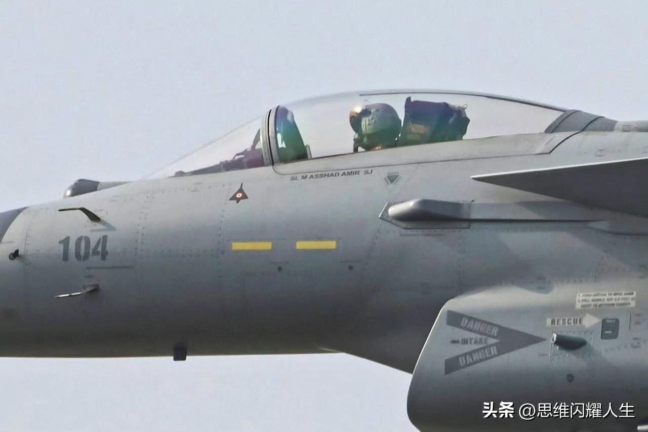 不知道印度空军看到这架巴基斯坦歼-10CE战斗机（编号104），其机身侧面涂有击