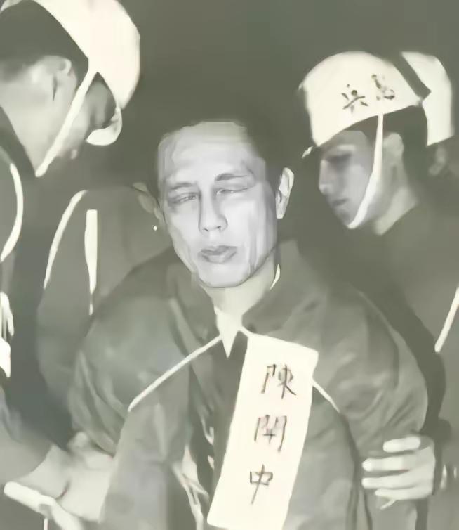 金门战役后，团政委陈利华在金门海面失散被俘，化名陈开中装成普通兵，先做后勤、再进