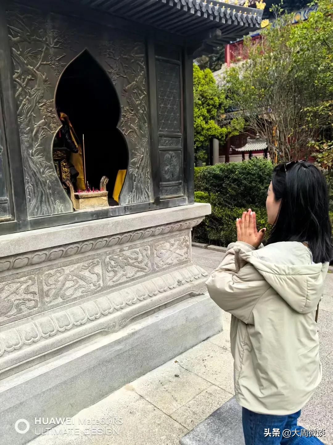 佛家八关斋戒中，明令禁止“香油涂身”如此跪拜，怕是适得其反