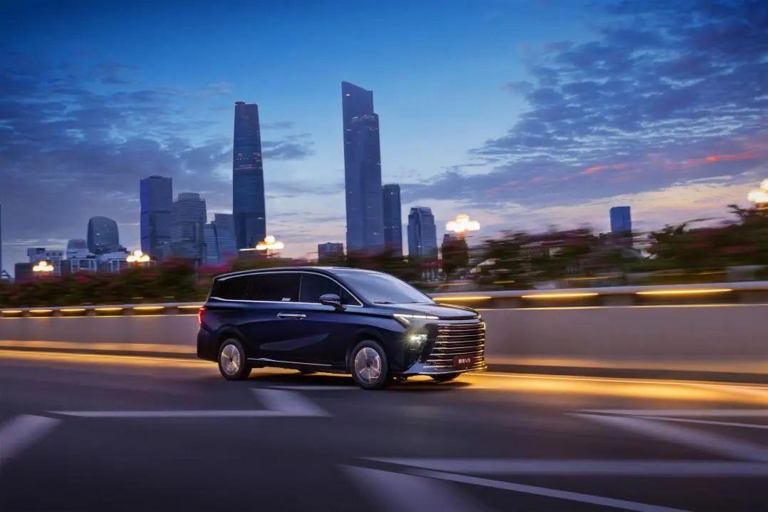 在当前MPV市场，新能源车型往往定价高昂，而传统燃油车则面临高油耗问题。星海V9