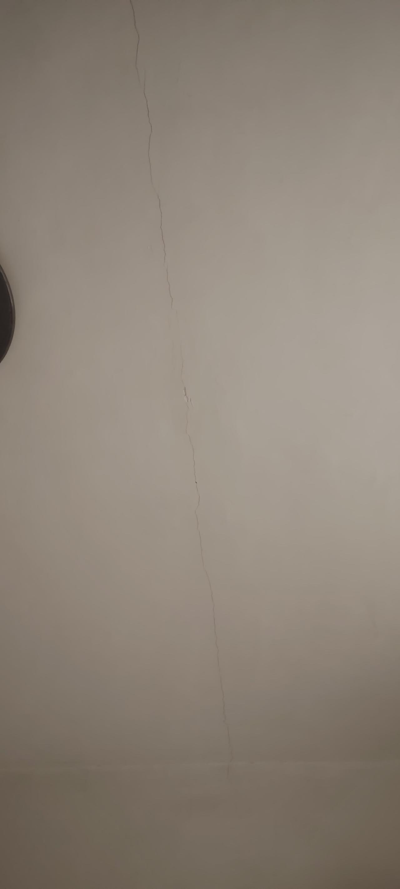 我这算不算危房？早上下雨，还赖在床上，听着雨声夹杂着楼上搞装修的“轰鸣”声。心想