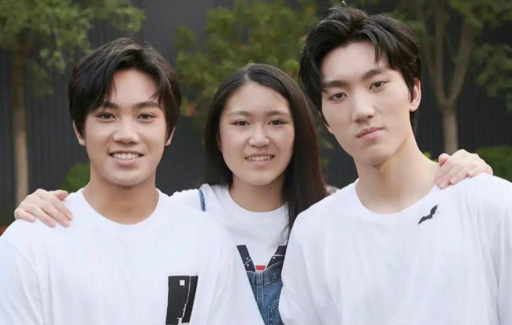 张艺谋和陈婷的三个子女都非常优秀。
大儿子张壹男2001年5月16日出生，现年2