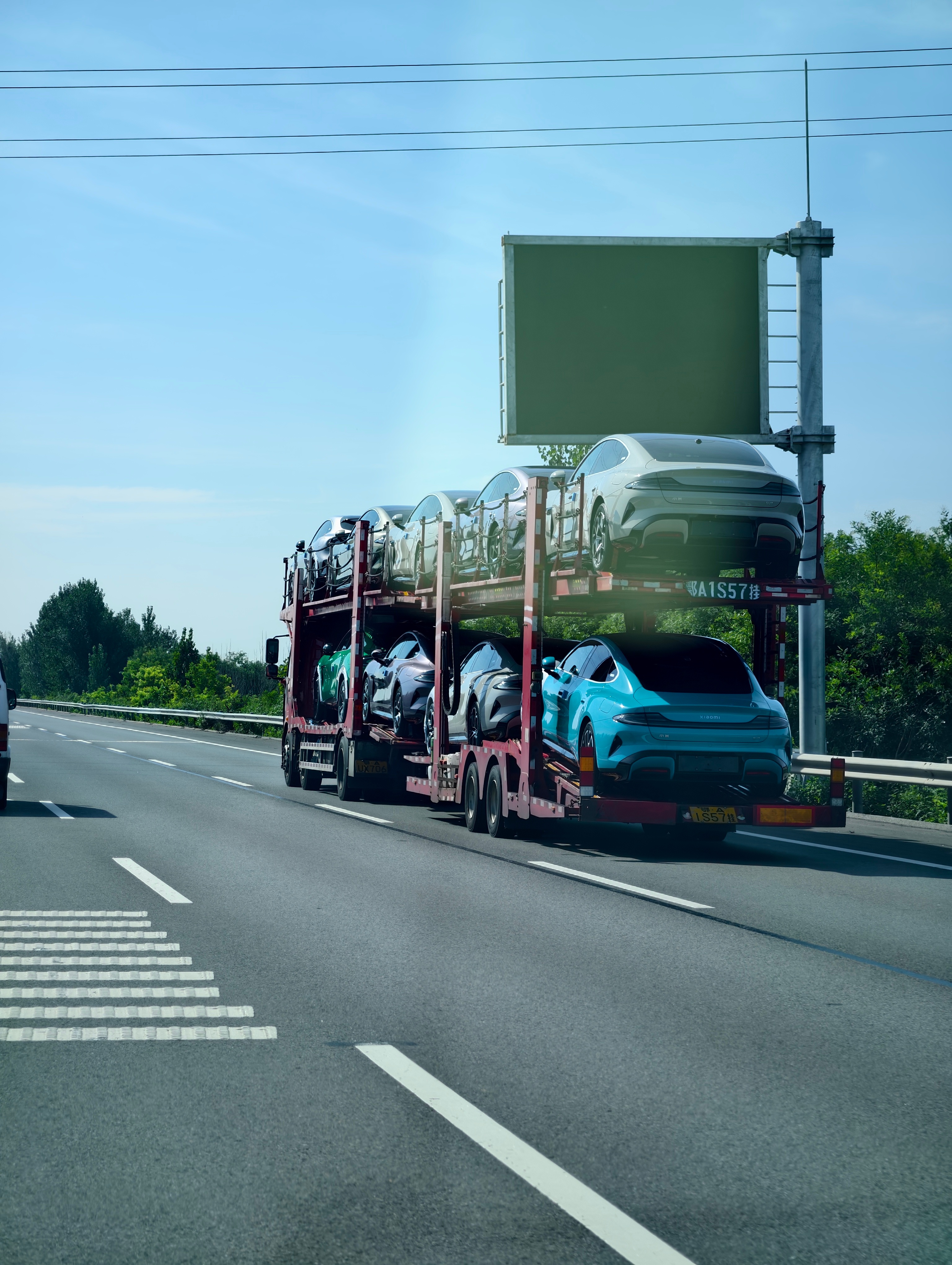 又一车。。。怎么全都是SU7，一辆YU7都没有 ​​​