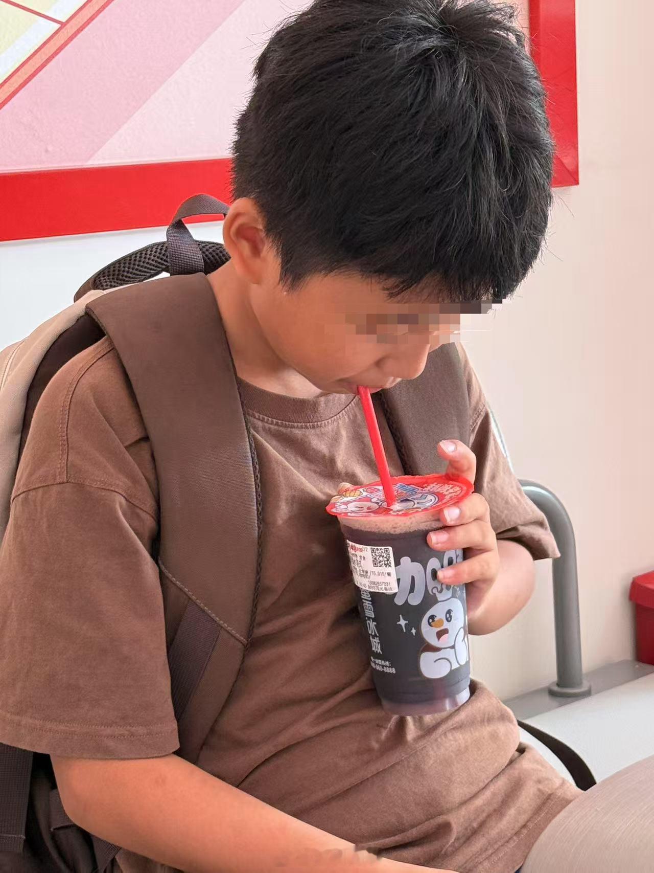 现在的小孩哥，不知道该说生活的太好了还是太苦了，年纪轻轻的就喝冰美式 ​​​