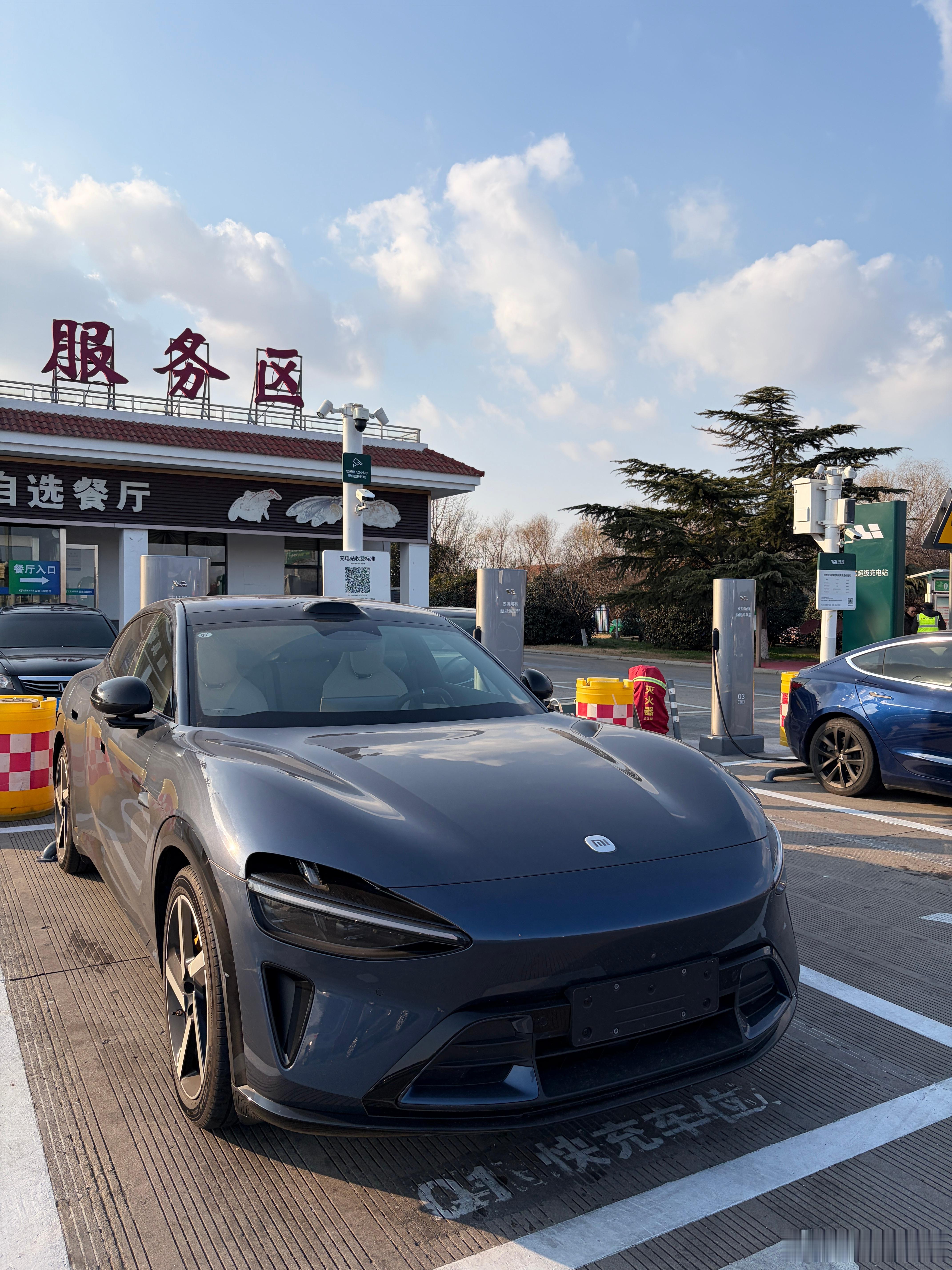 在理想充电站充了84.544度电，花费13.85元； 在蔚来充电站充了16.96