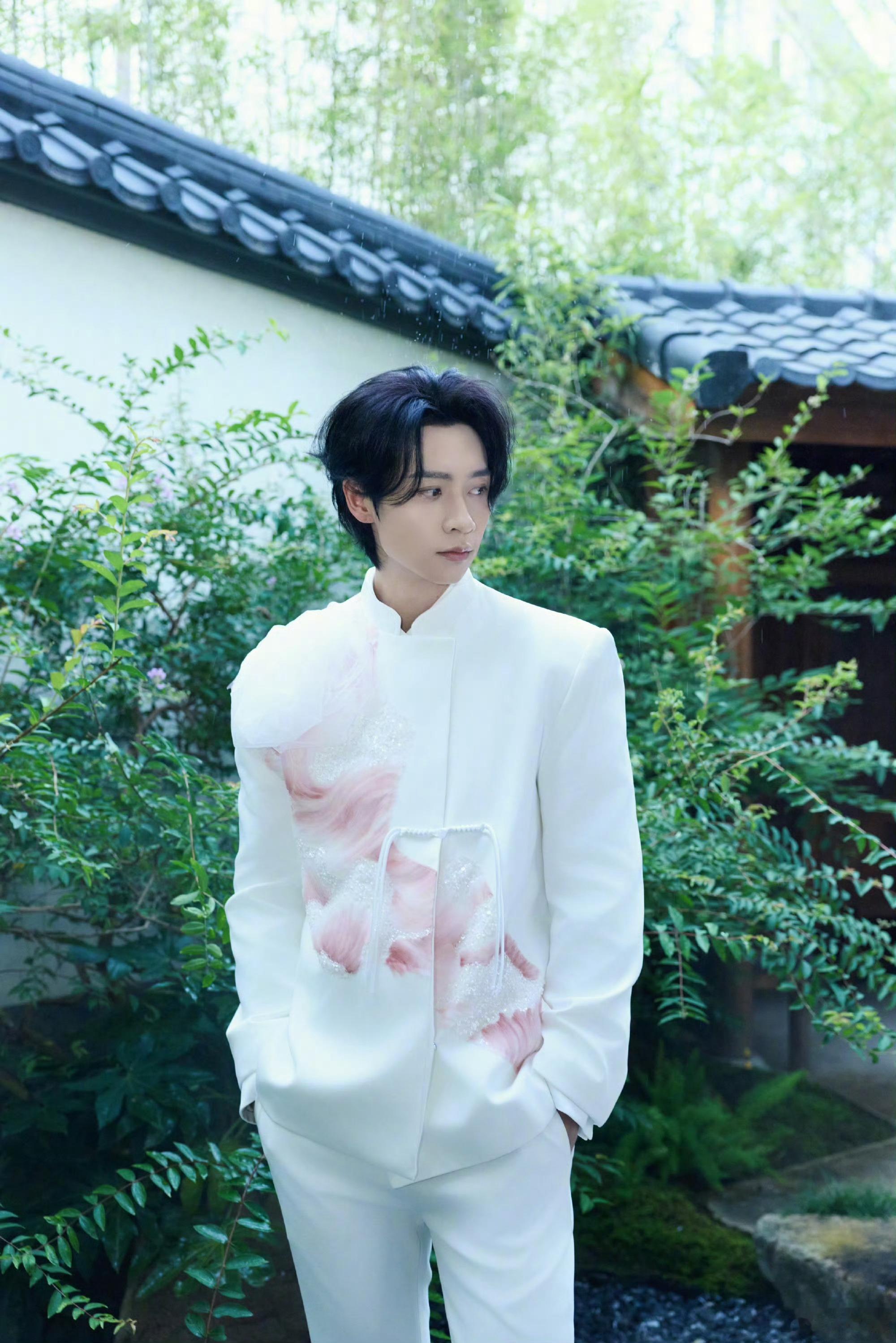 魏晨为风与潮唱宣传曲 电视剧《风与潮》 宣传曲《遇见你》由魏晨演唱，歌声中的力量