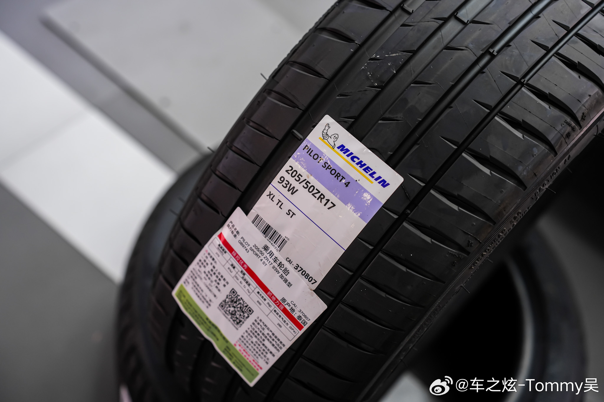 吉利帝豪｜更换米其林轮胎·亨特道路力车辆到店,先拆卸轮毂,上架亨特道路力动平衡机