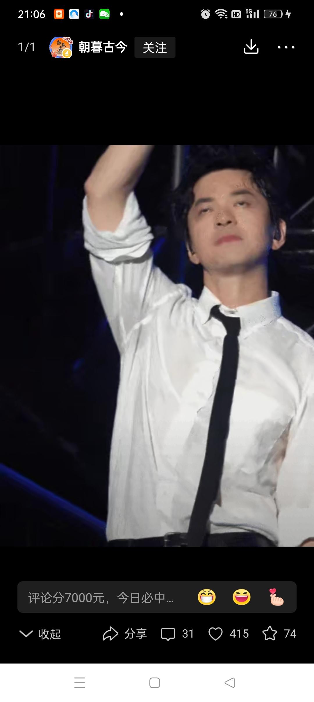 2010年，冯小刚请李健写歌，李健哼唱出来，他却不满意：“这歌根本压不住电影，再