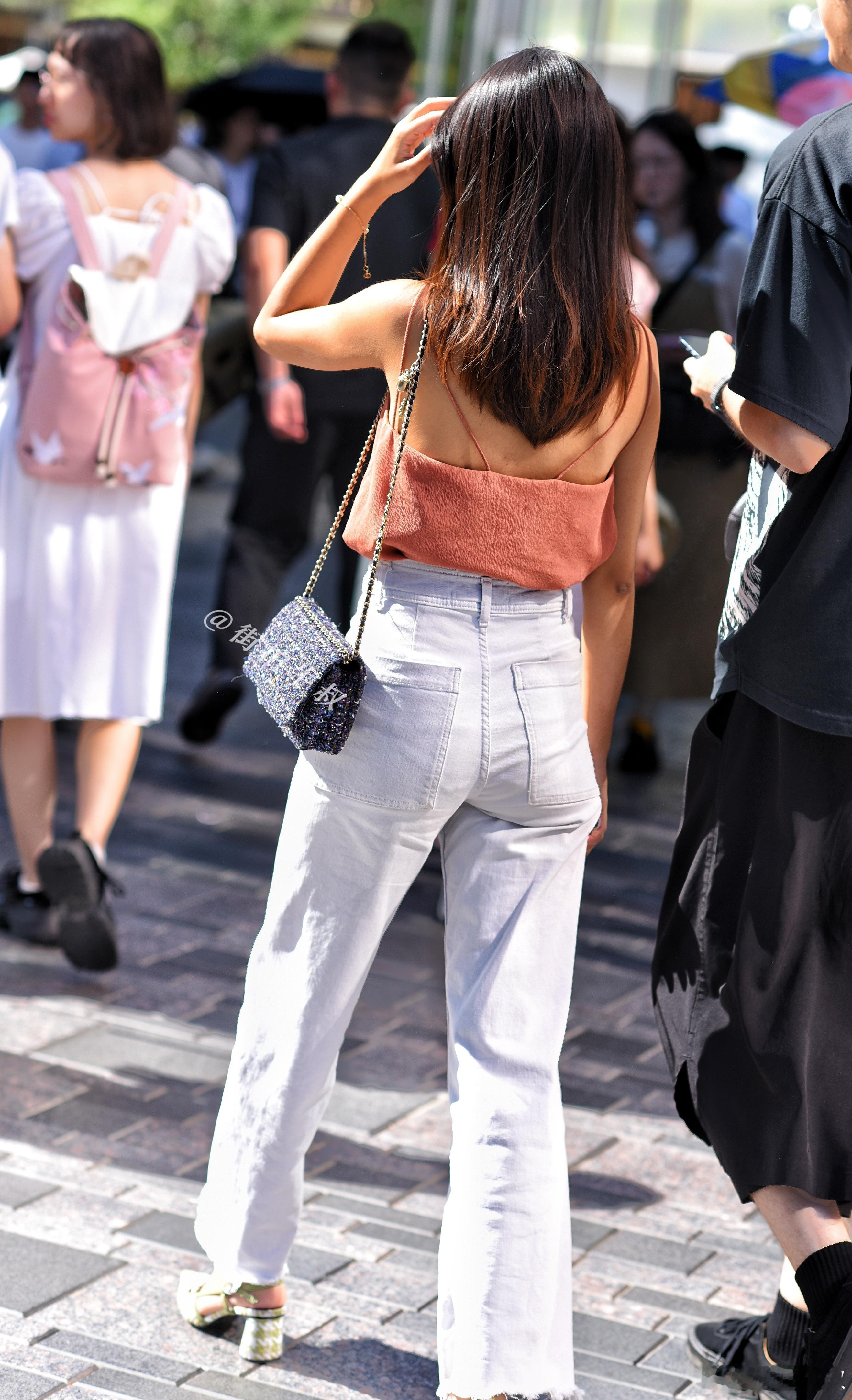 搭配漂亮的吊带背心牛仔裤 