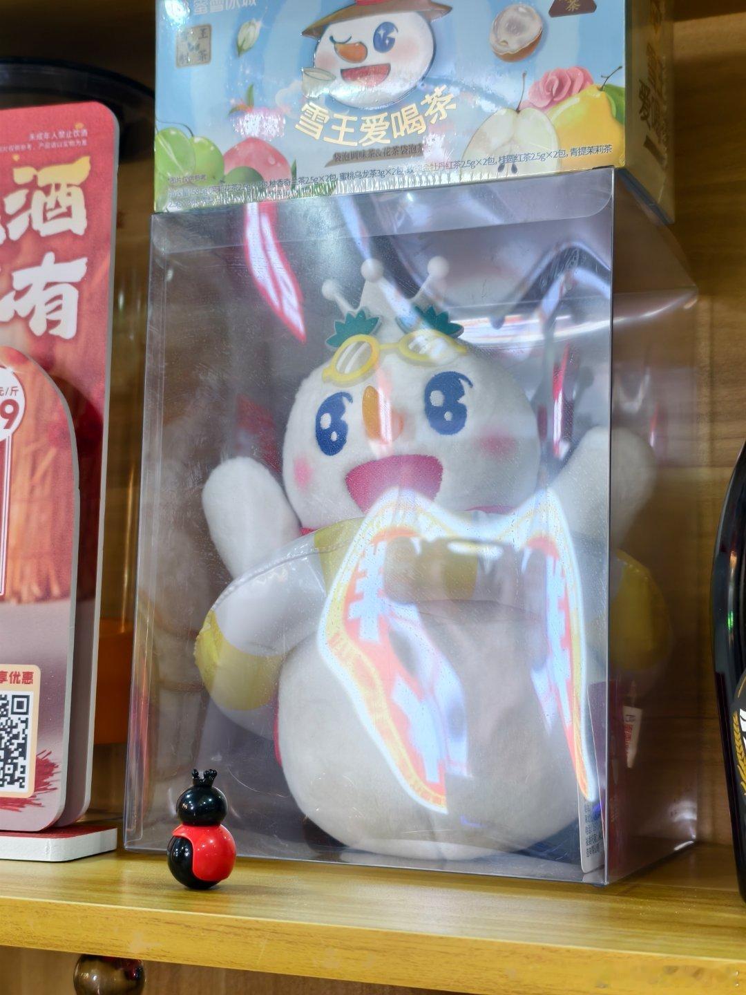 今天才知道，经常喝的鲜啤福鹿家居然和蜜雪冰城是一家我说怎么摆了这么多蜜雪冰城玩偶
