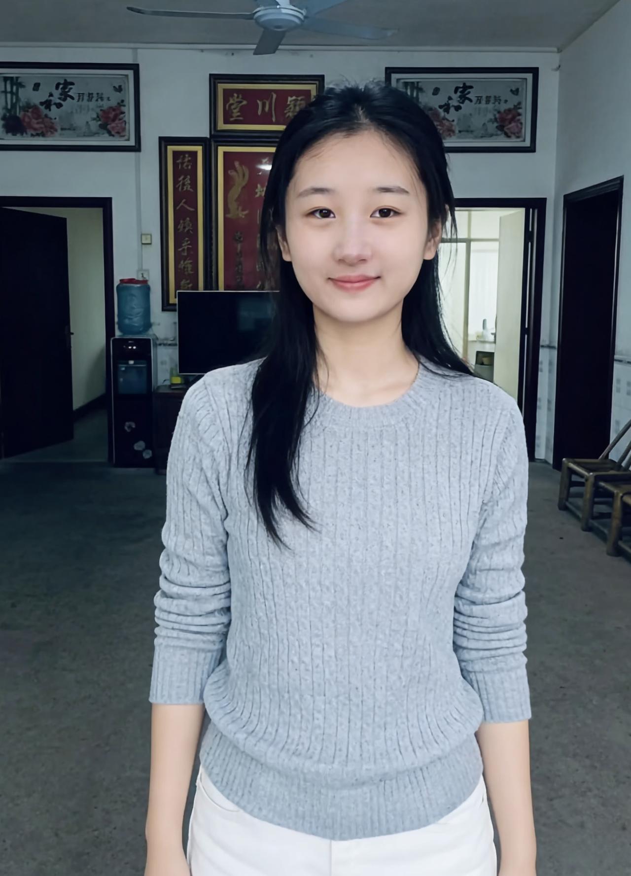 灰是生活的底色
白裤是除却浮躁的纯粹
毛衣的针脚，织着安稳
像她眼底的光，不烈，