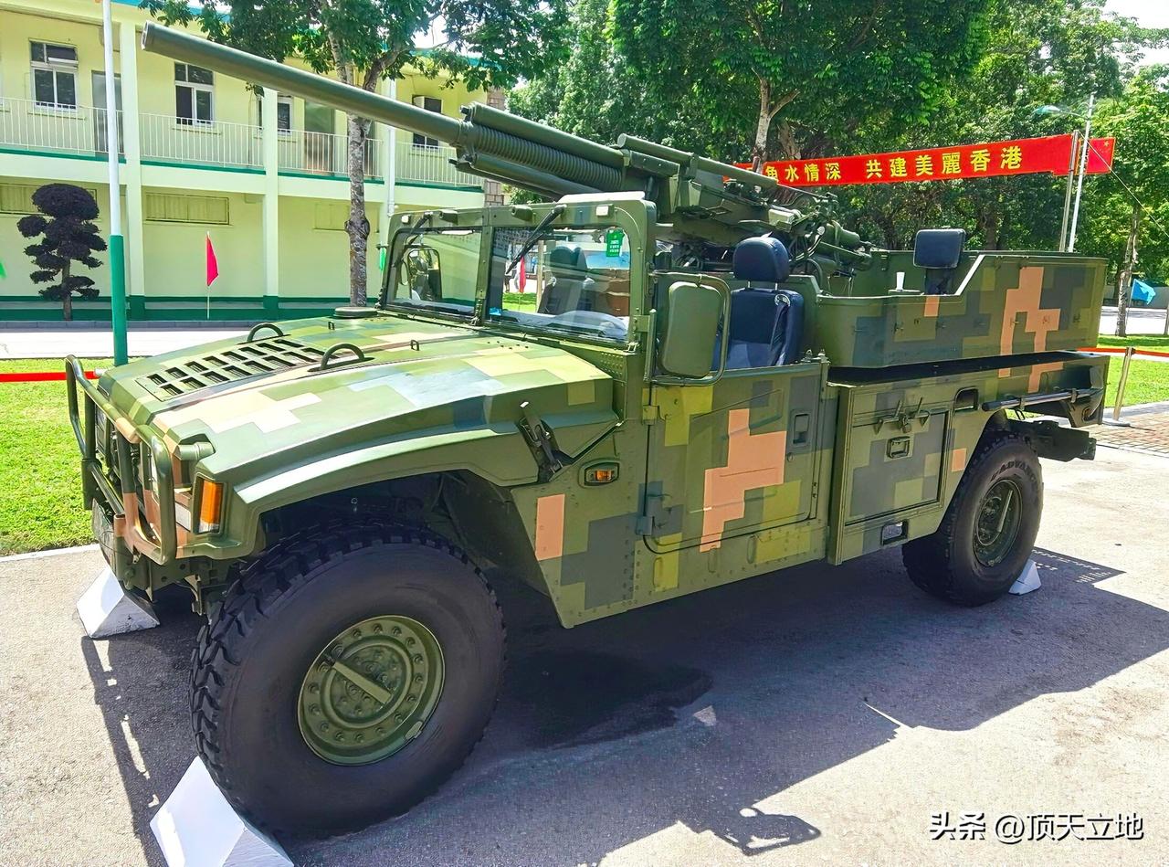 PCP-001型82毫米车载速射迫击炮，以早期猛士4×4越野车底盘为平台；4发弹
