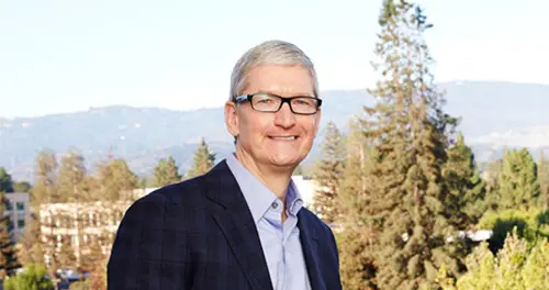 苹果CEO库克再次现身“美国春晚” 与服务业务主管一同观赛