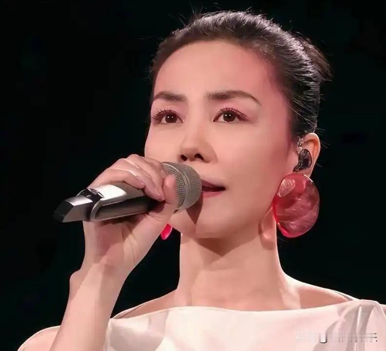 婚姻这层证书，很多时候更像一纸契约，却未必能改变两个人相处的本质。回看过往两段婚