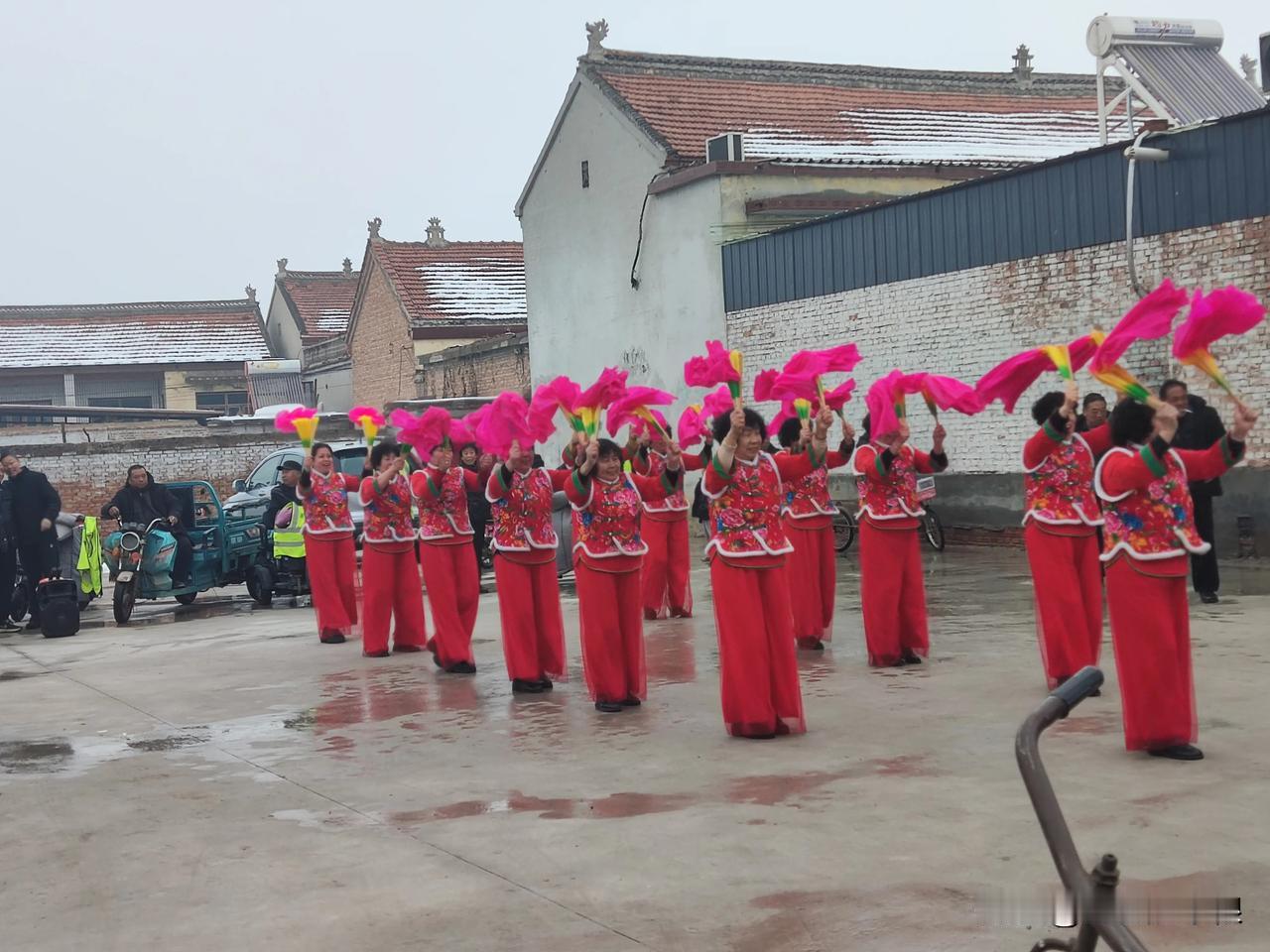 老王头这个人有点怪，平时谁家有个红白喜事他都不去帮忙，更别说随礼了。他只有一个儿