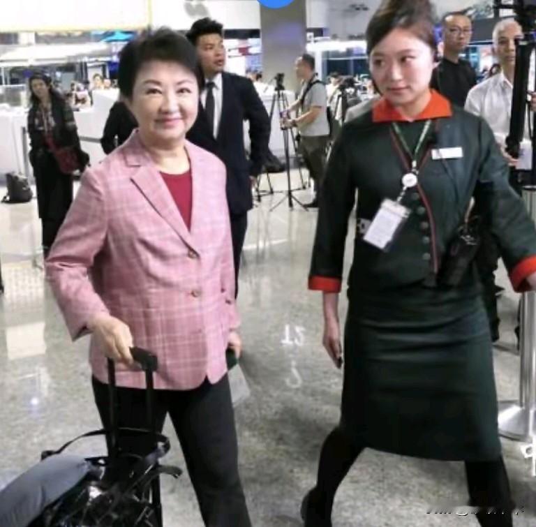 在台岛的大部分政客有一种通病，就是坚信“外来的和尚会念经”，中国大陆的各项发展成