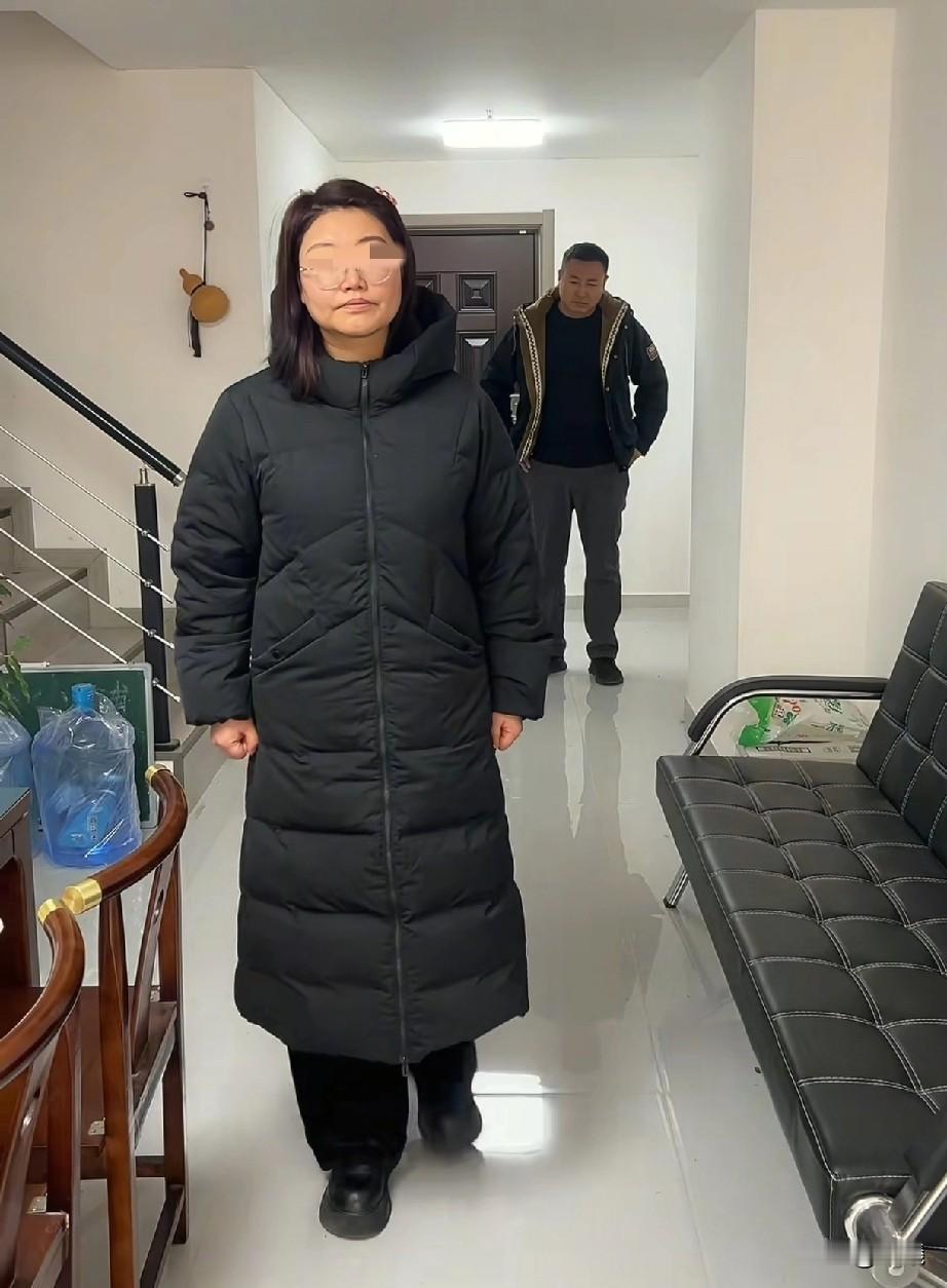 看哭了！女主人独自迈出八步，戳中很多人的泪点。

夫妻两人并排站着，考官出题，说