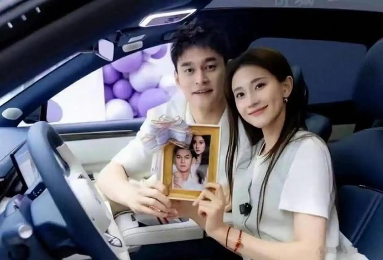孙杨询问“老婆你这个口罩闷么”，张豆豆摇头回应，周围空气瞬间变得格外正常，令人匪