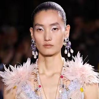 北京时间3月10日凌晨，2026巴黎时装周压轴大戏——香奈儿2026秋冬大秀在巴