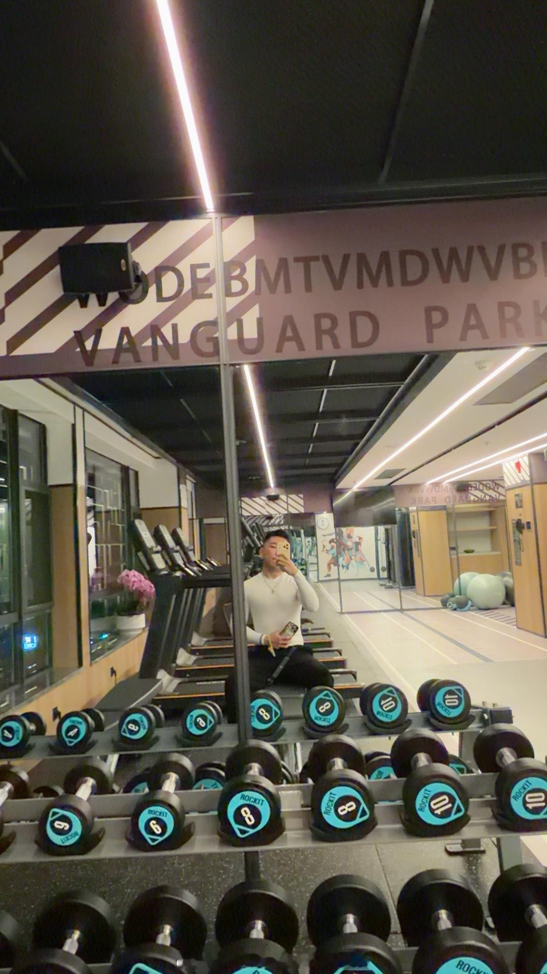 到酒店先去健身房。 