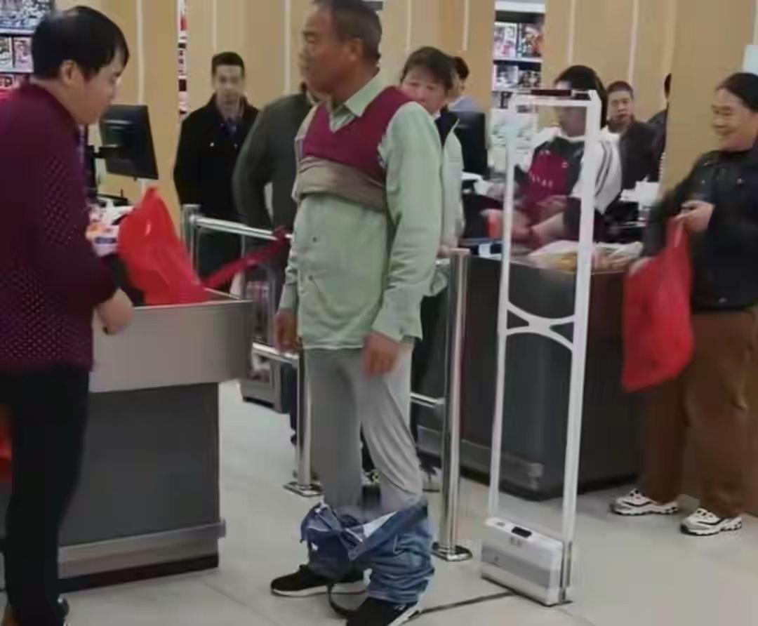 谁能想到，逛一场超市竟然被当做是贼，老人被迫脱衣自证清白。老人身上的衣物一件一件