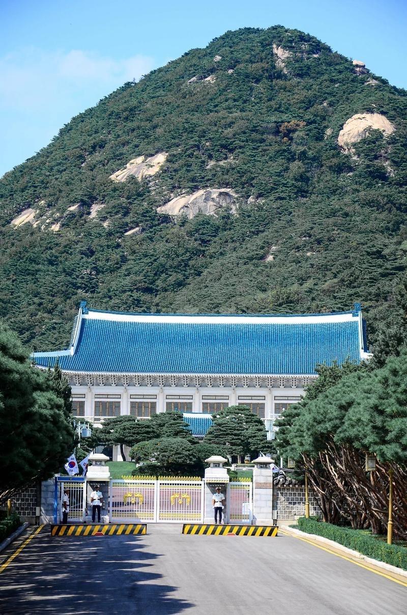 青瓦台魔咒
       今天韩国总统府正式搬回青瓦台，这个事件无论是对于世界还