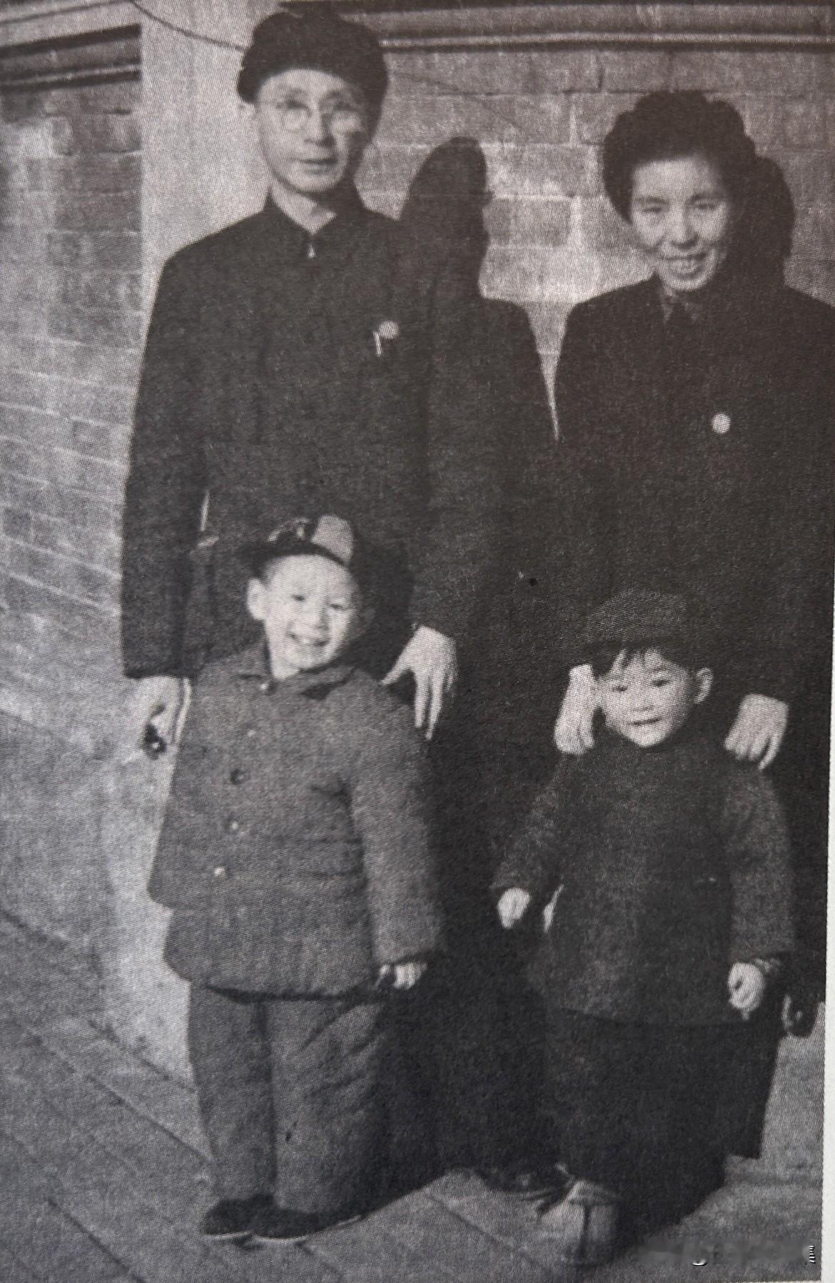 1951年，孔原（左上）、许明（右上）与儿子孔丹（左下）、孔栋（右下）于北京合影