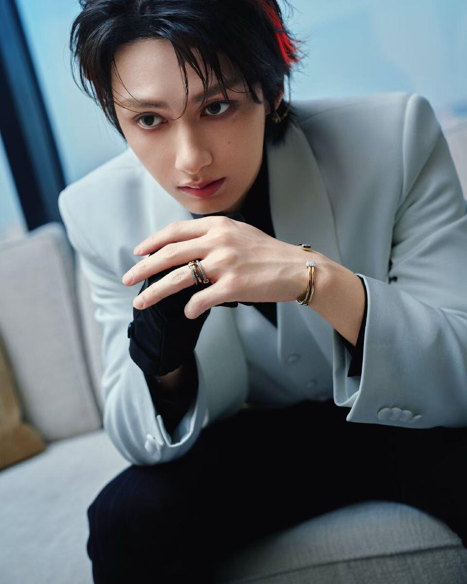 文俊辉骨节分明的手救命！文俊辉这双手是真实存在的吗？每个骨节都像精心雕琢过，握麦