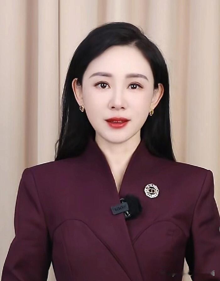 山东的美女主持人确实好看，跟年轻时候的倪萍一样有气质，你知道这一位主持人是谁吗？