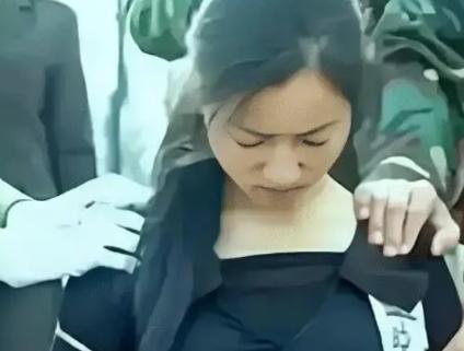 1994年，26岁的牛晓秀被押往刑场，在行刑前她不停颤抖，随后尿液浸湿了裤子。她