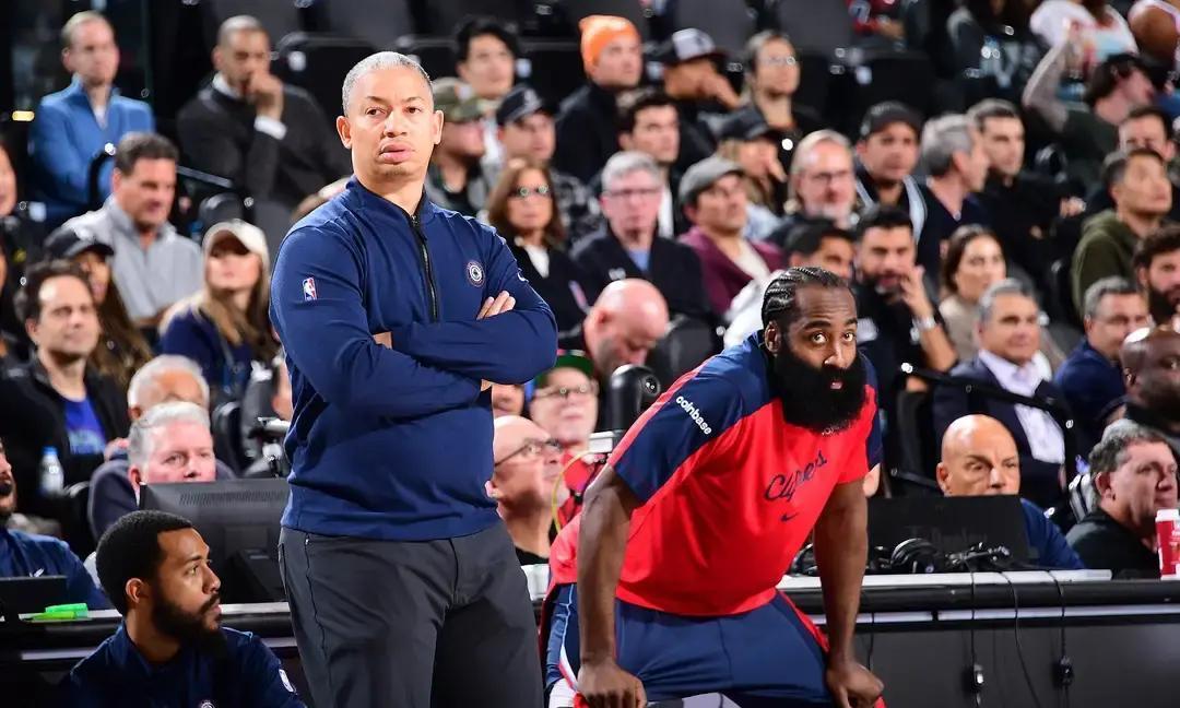 祖巴茨真要换？哈登一句话把快船逼上热搜
 
消息一出，球迷群里炸锅。哈登赛后随口