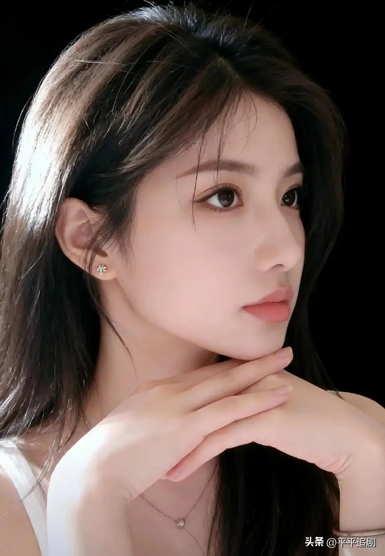 光落在发梢，心事藏在眉眼。
白吊带衬着温柔，银饰轻响，
在静谧里，做不被打扰的自