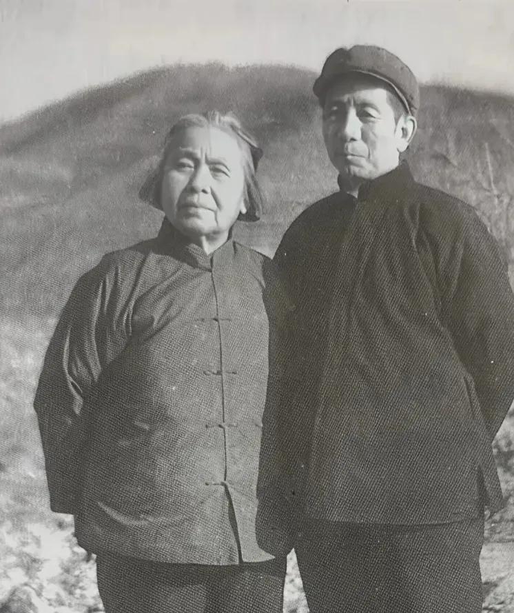 1975年5月20日，71岁的丁玲走出秦城监狱，拿到一张释放通知被安排到山西省长
