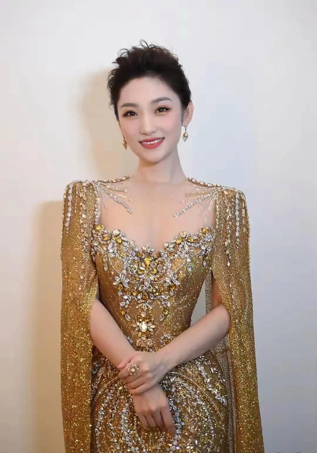 蓝羽：大女主气场全开
 
蓝羽一袭金色礼服亮相，完美臀腰比尽显优雅，闪耀的装饰与