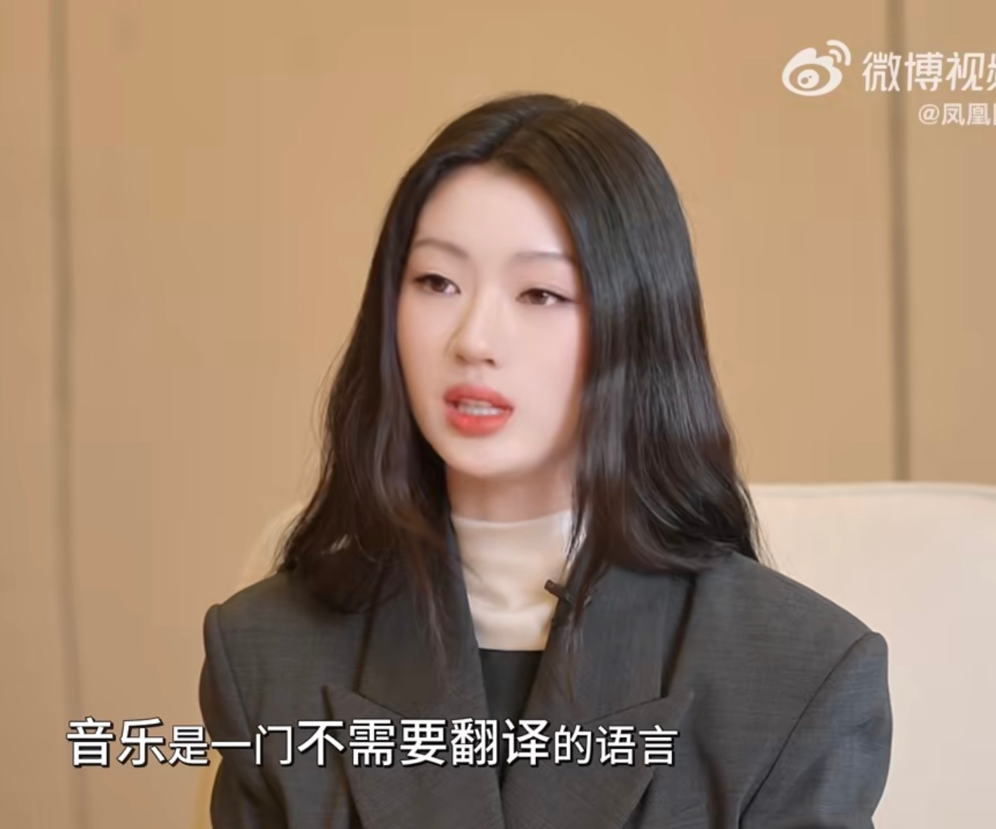 我家孩子穿着干练小西装但画着萌萌眼线 好像糯米糍🥺好久没见家咪这种风格的妆了 