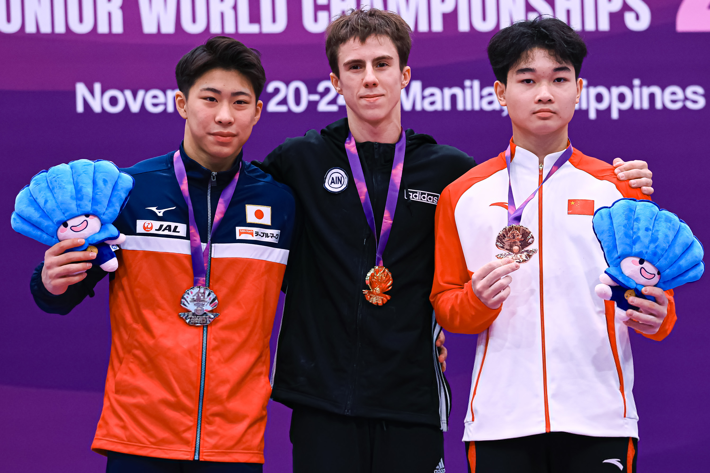 捡几张昨天世青赛男女全能的颁奖图，p5甚至是去法体协那捡来的