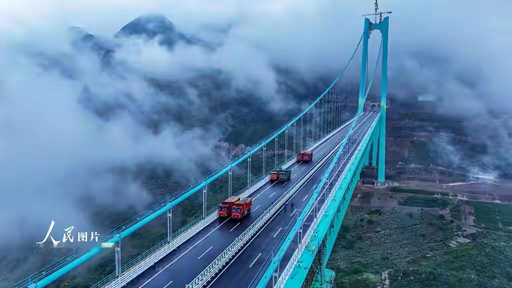 9月28日，贵州省的花江峡谷大桥正式通车。这座横跨花江两岸的大桥，不仅因为“长”