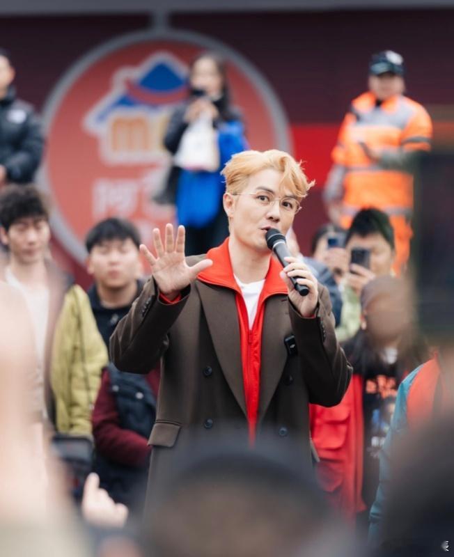 吴克群人民日报撰文吴克群谈什么是永不过气的顶流 从《为你写诗》到“为你卖菜”，吴