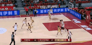 中国男篮老将高诗岩终于得分了！在今天进行的中国男篮和澳大利亚男篮的热身赛中，当时
