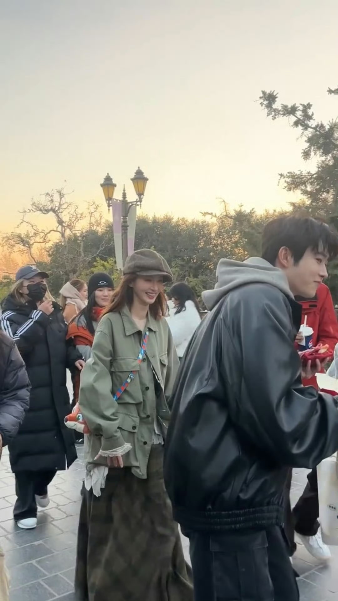 迪士尼偶遇金晨田嘉瑞 迪士尼偶遇金晨 田嘉瑞了！黑皮衣look，路人抓拍也好帅