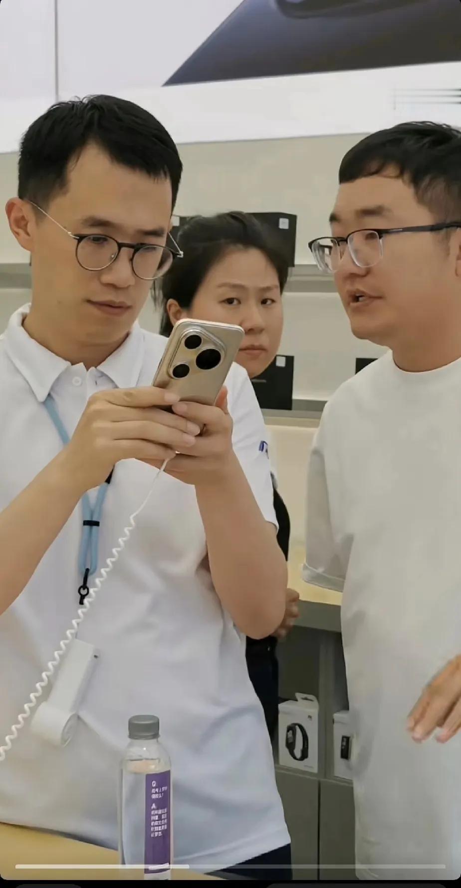 小米高管王腾惊现华为店。
假如王腾入职华为，会是什么职位？

华为Pura80上