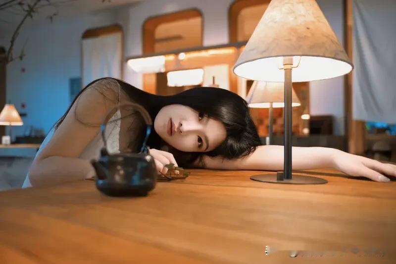 以前我总惦记着过去做错的选择，想着要是换条路走，生活能不能轻松些。
 
前年学车