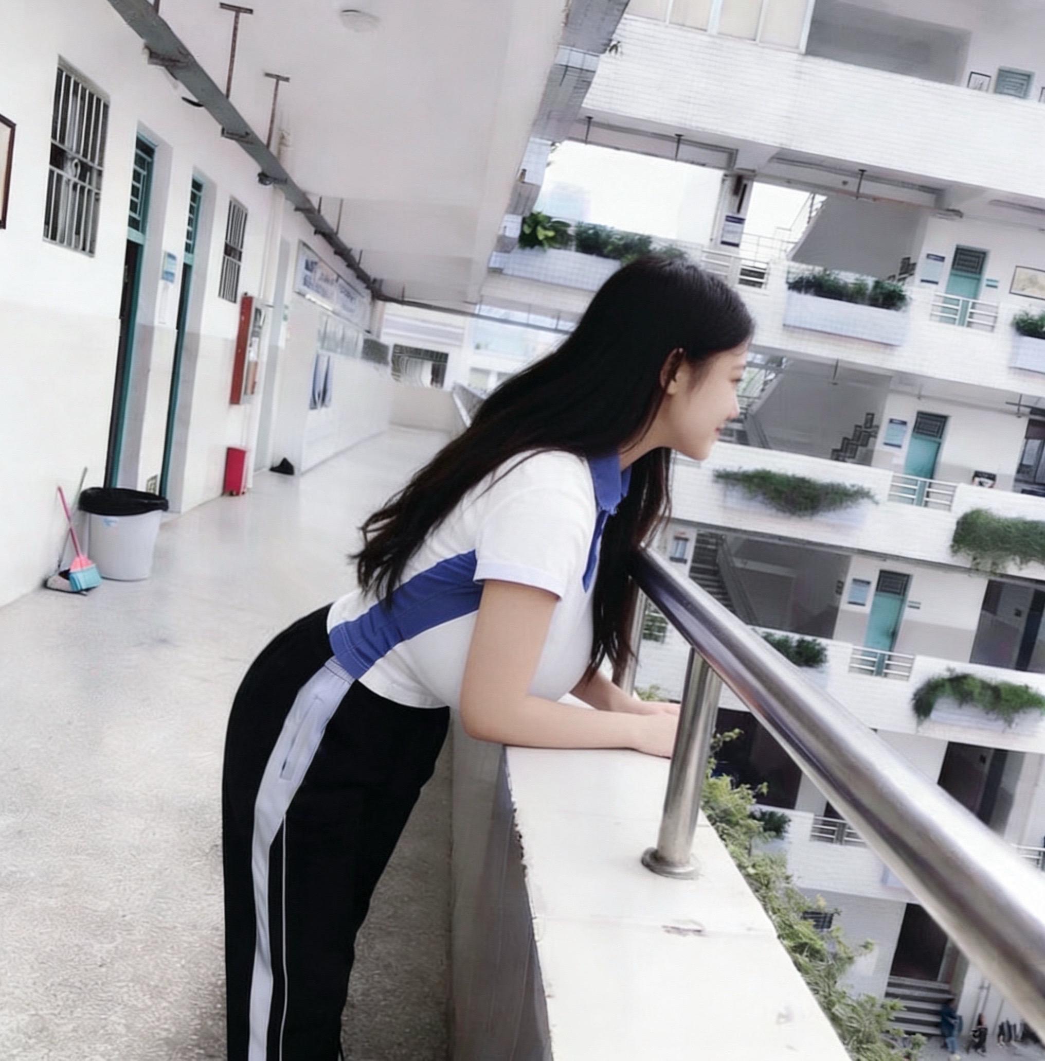 青春。为什么都喜欢问高中时候的照片？之前分享过大学时期～现在又问高中时期的…