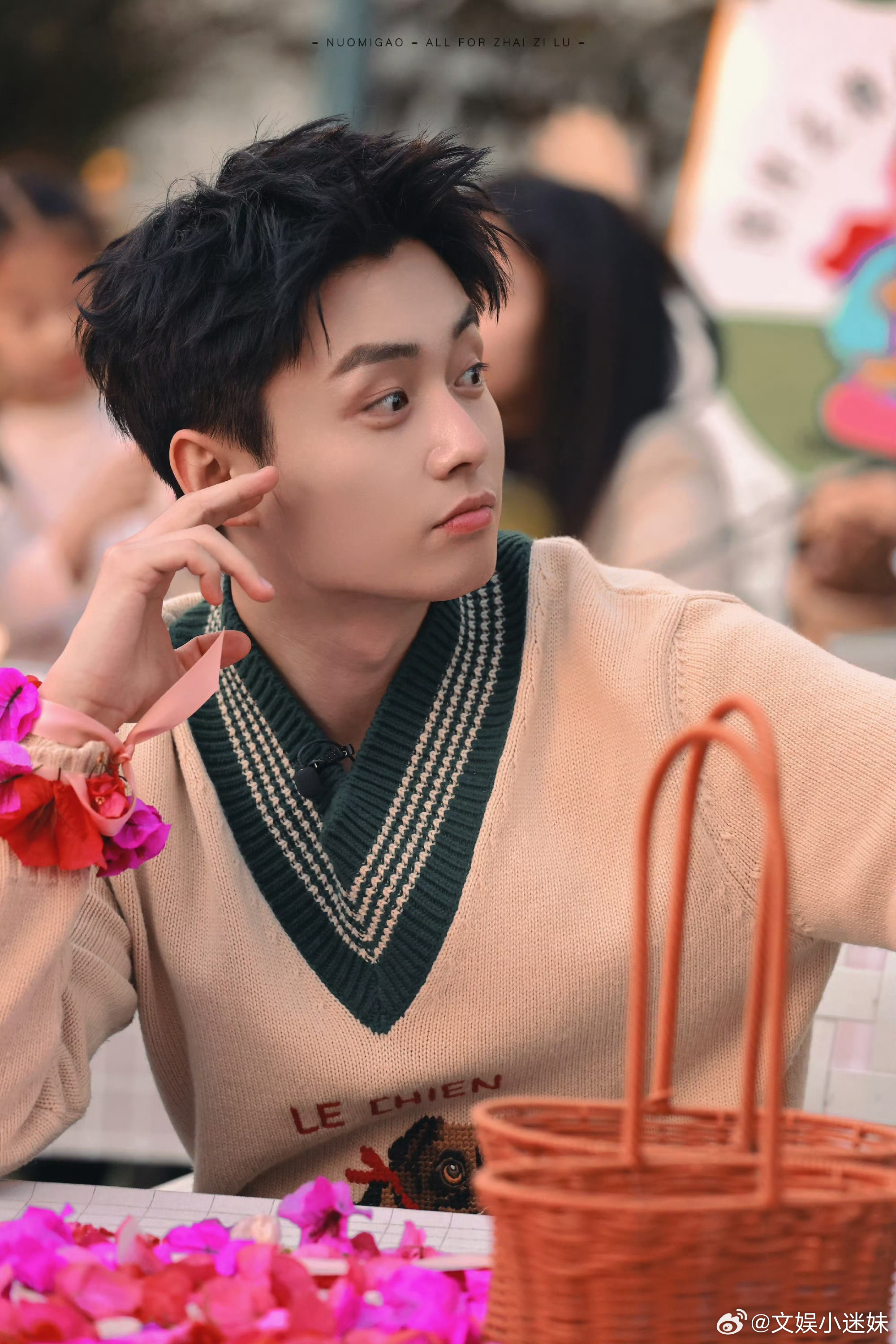 翟子路戴了天安门同款三角梅救命！翟子路这波造型直接美到心巴上～ 手腕间缠绕的是正