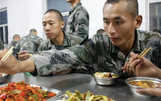 部队伙食费明明那么少，可为啥能吃的那么丰盛？说白了，部队食堂就是纯吃饭的，想发财