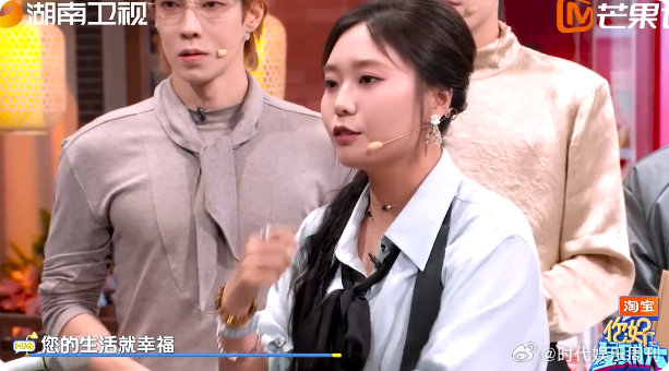 李雪琴[超话]李雪琴小嘴跟抹了蜜似的李雪琴 “小嘴抹蜜” 名不虚传！抽中拖鞋不慌