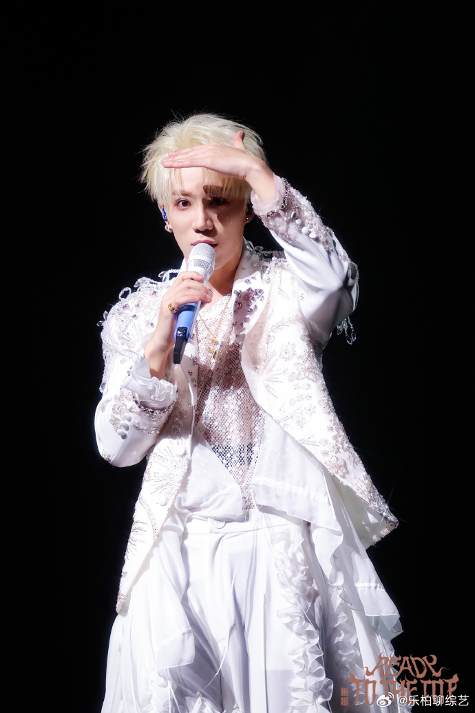 舞台上闪闪发光的鹭卓  鹭卓完全是王子来的，站在舞台上面真的是闪闪发光了呀，这才