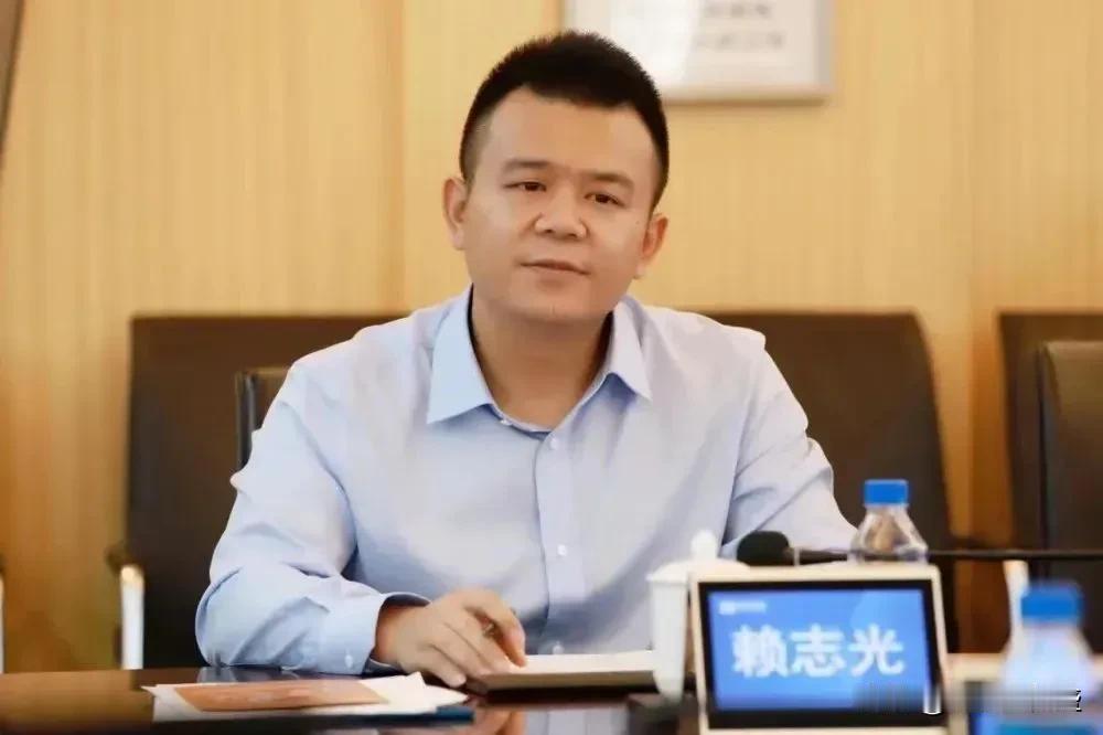 梅州也有人当选全国青联常委！
赖志光，85后梅州人，别看他还这么年轻，头衔却不少