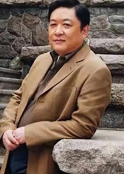 刘斌陪着女儿去美国办证件时，无意间发现妻子王丽君出轨的蛛丝马迹，回国后调取车载记