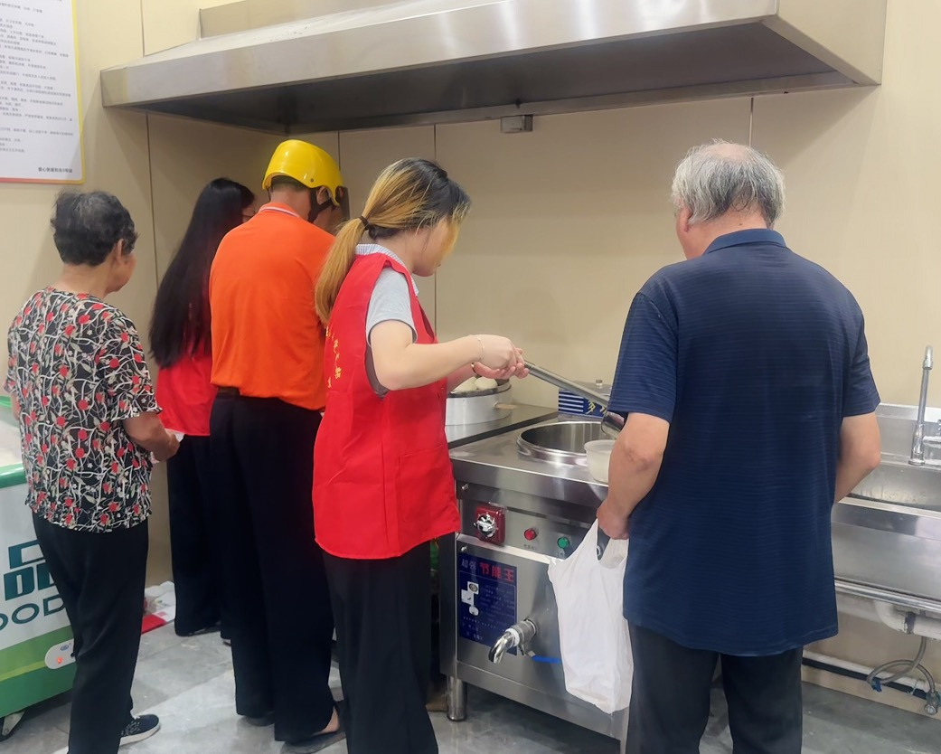 宁波慈溪爱心粥屋两年送出三万份免费早餐 凌晨四点半，天还未亮，慈溪逍林镇福合院村